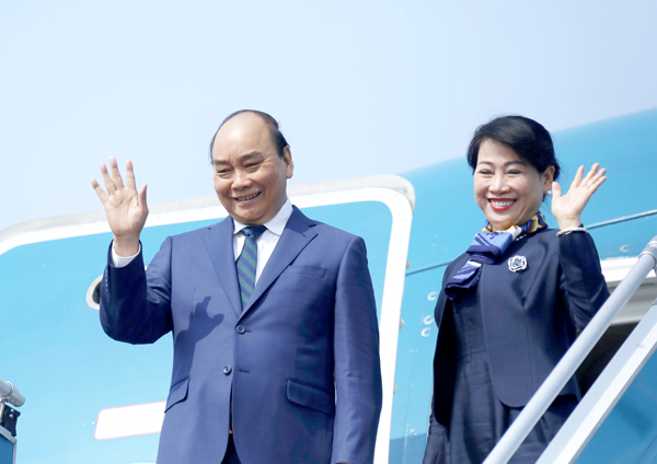 Chủ tịch nước Nguyễn Xuân Phúc lên đường thăm cấp Nhà nước tới Singapore