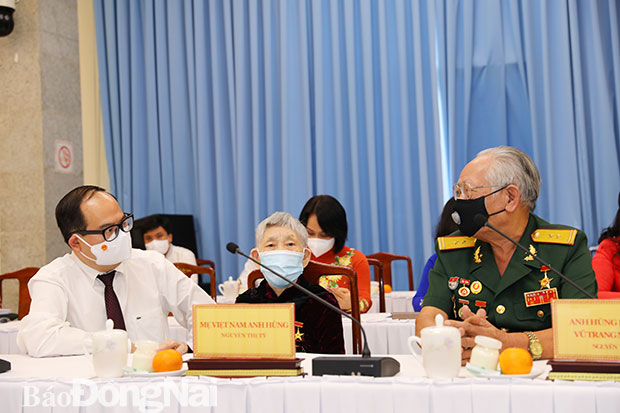 Phó bí thư Tỉnh ủy Quản Minh Cường thăm hỏi mẹ Việt Nam anh hùng Nguyễn Thị Tý và anh hùng lực lượng vũ trang nhân dân Nguyễn Văn Lâm 