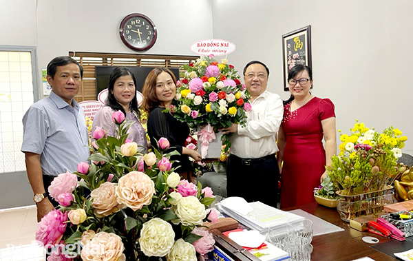 Cán bộ, phóng viên Báo Đồng Nai tặng hoa chúc mừng lãnh đạo Sở Y tế nhân kỷ niệm Ngày Thầy thuốc Việt Nam