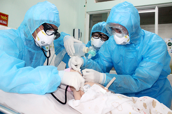 Nhân viên y tế Bệnh viện Nhi đồng Đồng Nai thực hiện diễn tập tiếp nhận, cấp cứu bệnh nhi mắc Covid-19 khi dịch bệnh chưa xuất hiện tại Đồng Nai vào cuối năm 2020