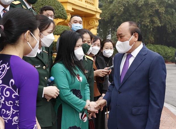 State President Nguyen Xuan Phuc meets with representatives of health workers in Hanoi on February 27 (Photo: VNA)