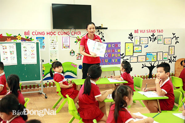 Giáo viên Trường mầm non Thái Quang (TP.Biên Hòa) dạy học cho trẻ. Ảnh: Công Nghĩa