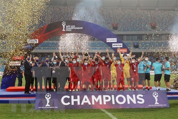  President Nguyen Xuan Phuc and Prime Minister Pham Minh Chinh sent their congratulations to Vietnam’s U23 football team following their 1-0 win over Thailand to earn their AFF Youth Championship title on February 26.