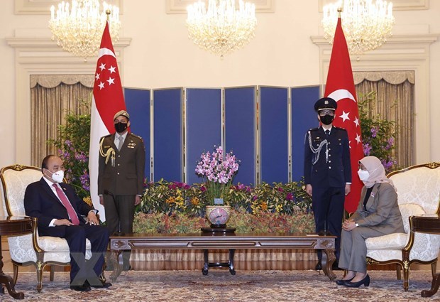 President Nguyen Xuan Phuc (L) and his Singaporean host Halimah Yacob at their meeting on February 25.