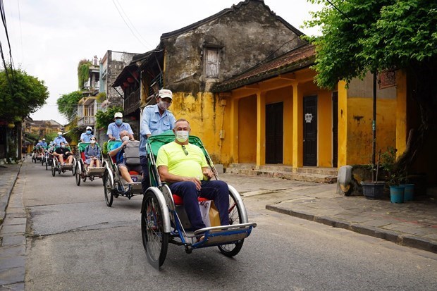 Foreign visitors at Hoi An ancient town of Quang Nam province (Photo: VNA)