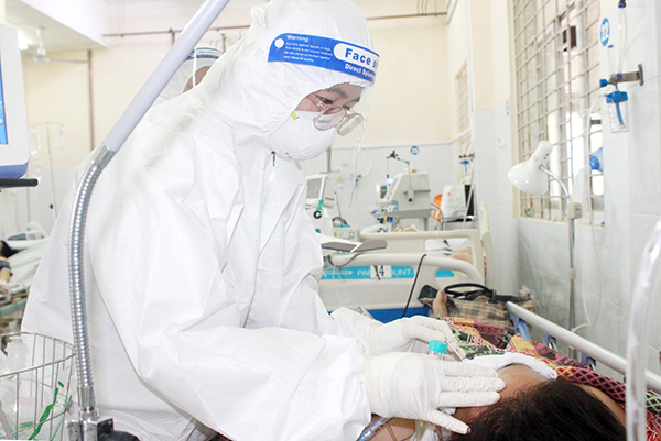 Bệnh nhân Covid-19 nặng được chăm sóc, điều trị tại Khu hồi sức Covid-19 Bệnh viện Đa khoa khu vực Long Khánh. Ảnh: Hạnh Dung