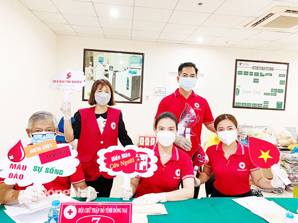Cán bộ, nhân viên Hội Chữ thập đỏ tỉnh tích cực tham gia vận động hiến máu tình nguyện