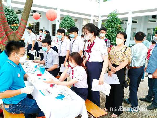 Đông đảo học sinh, giáo viên các trường THPT trong tỉnh tham gia hiến máu