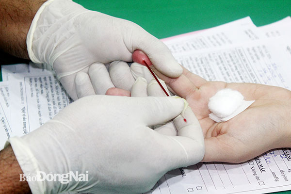 Người hiến máu được kiểm tra sức khỏe tổng quát trước khi hiến máu