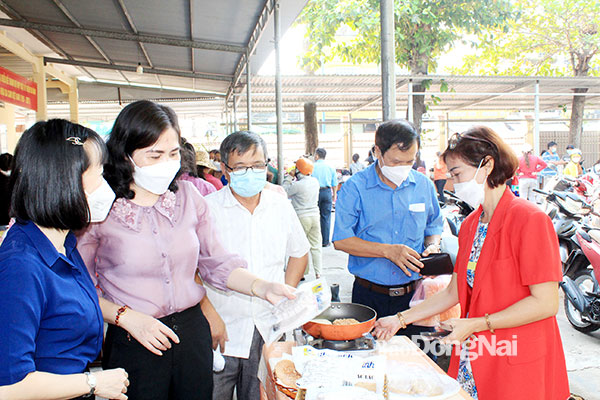 Hội LHPN H.Long Thành tổ chức phiên chợ khởi nghiệp nhằm khuyến khích hội viên phụ nữ khởi nghiệp. Ảnh: Nga Sơn
