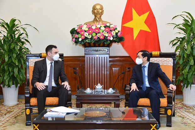 Foreign Minister Bui Thanh Son (R) receives Chargé d'Affaires of the Polish Embassy in Vietnam Maciej Duszynski 