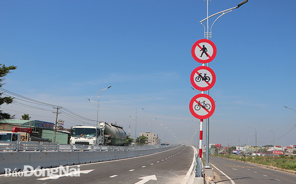 Các phương tiện gồm xe máy, xe đap và người đi bộ không được phép lưu thông trên cầu vượt Dầu Giây