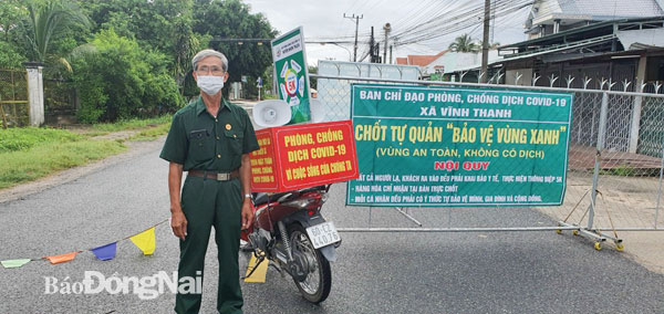 Ông Thân Hợp Tuyển trong một lần tham gia trực chốt kiểm soát phòng dịch kết hợp tuyên truyền di động về dịch bệnh Covid-19 trên địa bàn ấp. Ảnh: Thảo Lâm