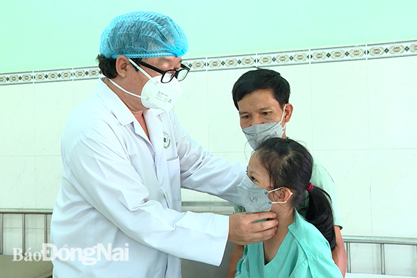 BS Phan Văn Phan, Trưởng khối liên chuyên khoa, Trưởng khoa Tai – mũi – họng Bệnh viện Nhi đồng Đồng Nai thăm khám cho bệnh nhi sau ca nội soi gắp dị vật là 1 mảnh xương gà trong thực quản bệnh nhi.