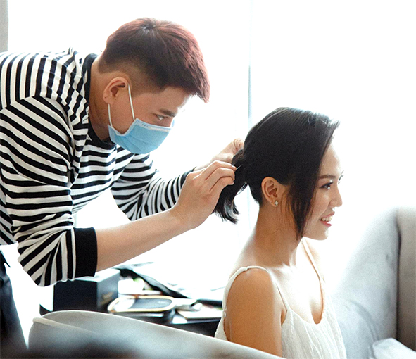 Anh Nguyễn Duy, thợ make-up ở P.Quyết Thắng (TP.Biên Hòa) tạo mẫu tóc và trang điểm  cho cô dâu vào tháng 2-2022