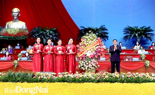 Thủ tướng Phạm Minh Chính thay mặt lãnh đạo Đảng, Nhà nước tặng hoa chúc mừng đại hội