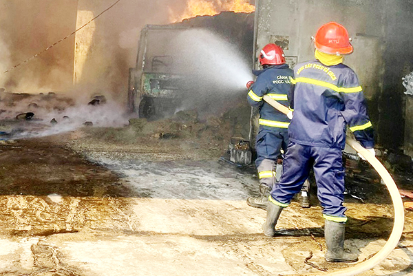 Lực lượng Cảnh sát phòng cháy, chữa cháy dập tắt vụ cháy xưởng sản xuất của chi nhánh Công Ty TNHH Thương mại Dịch vụ Thúy Hồng Phát tại xã Hố Nai 3 (H.Trảng Bom) ngày 11-12-2021