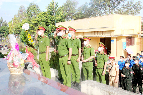 1. Khởi động Tháng Thanh niên, Thành đoàn Biên Hòa tổ chức lễ dâng hương, dâng hoa tại di tích Nhà lao Tân Hiệp