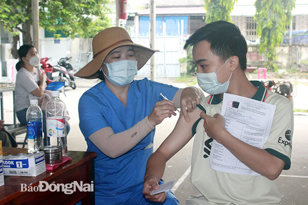 Tiêm vaccine phòng Covid-19 cho người dân trên địa bàn P.Tân Phong, TP.Biên Hòa. Ảnh: Hạnh Dung