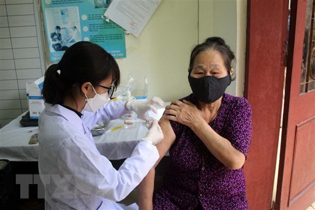 A woman gets vaccinated against COVID-19 in Thanh Hoa city of Thanh Hoa province. (Pboto: VNA)