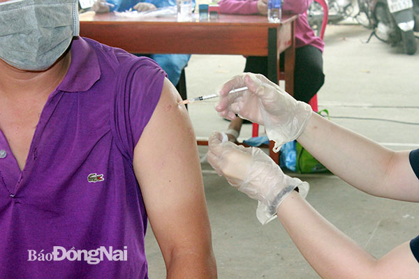 Tiêm vaccine phòng Covid-19 cho người dân trong tỉnh. Ảnh: Hạnh Dung