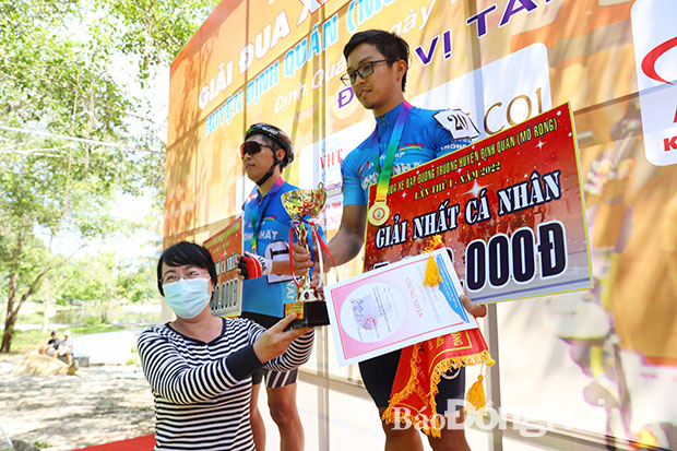 Ban tổ chức trao giải nhất nhóm 18-40 tuổi cho tay đua Phạm Ngọc Duy (Thống Nhất 3)