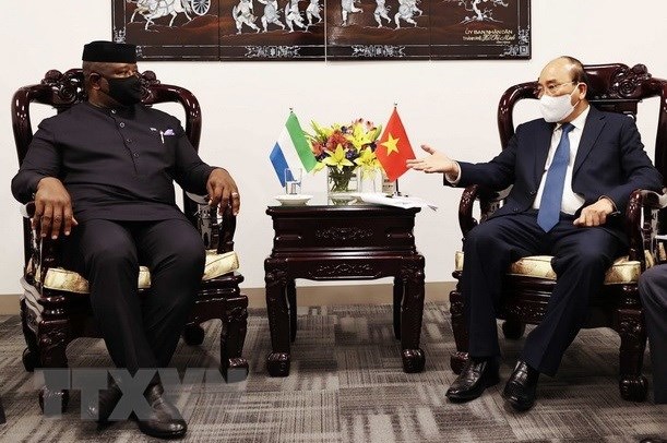 Vietnamese President Nguyen Xuan Phuc (R) and his Sierra Leone counterpart Julius Maada Bio meet on the sidelines of the general debate of the UN General Assembly's 76th session in New York on September 23, 2021. 