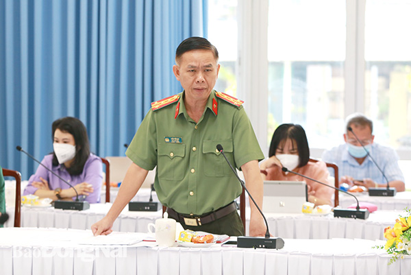 Đại tá Võ Tiến Đạt, Phó giám đốc Công an tỉnh phát biểu tại cuộc họp. Ảnh: Huy Anh