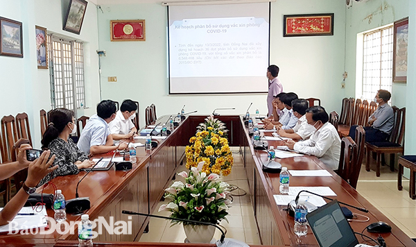  Đại diện Trung tâm Kiểm soát bệnh tật tỉnh báo cáo công tác tiêm vaccine phòng Covid-19 tại Đồng Nai