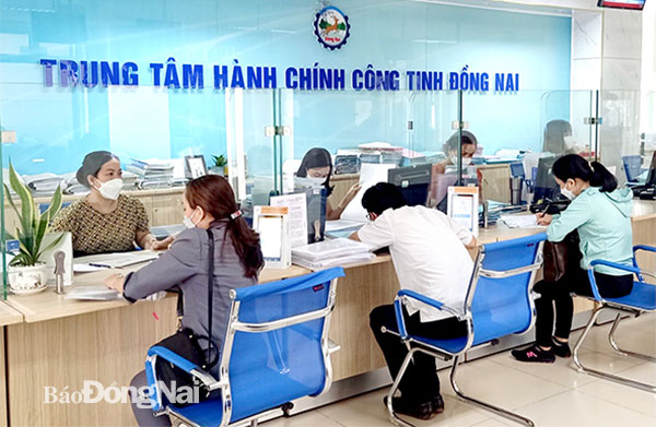 Cán bộ công chức, viên chức Sở TN-MT giải quyết thủ tục hành chính cho người dân tại Trung tâm Hành chính công tỉnh. Ảnh: Hồ Thảo