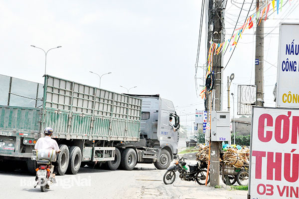 Trước khu vực các quán ăn trên quốc lộ 51 (đoạn qua P.Phước Tân, TP.Biên Hòa) xe tải vào, ra đột ngột rồi dừng, đậu tràn lan gây khó khăn cho người đi xe máy. Ảnh: Thanh Hải