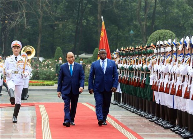 President Nguyen Xuan Phuc (left) welcomes Sierra Leonean President Julius Maada Bio in Hanoi.