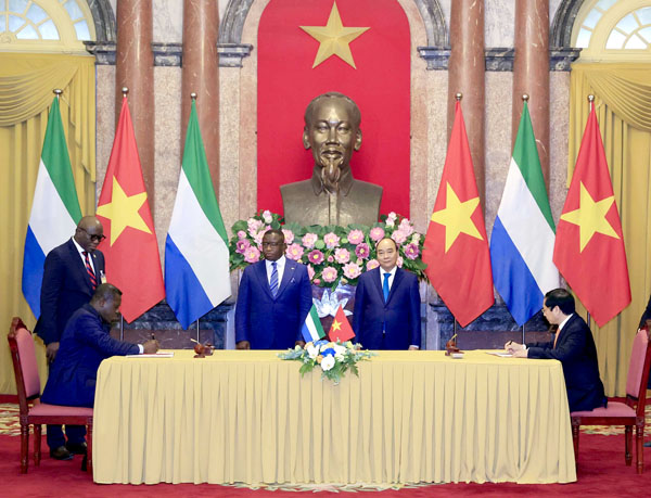 Chủ tịch nước Nguyễn Xuân Phúc hội đàm với Tổng thống nước Cộng hòa Sierra Leone