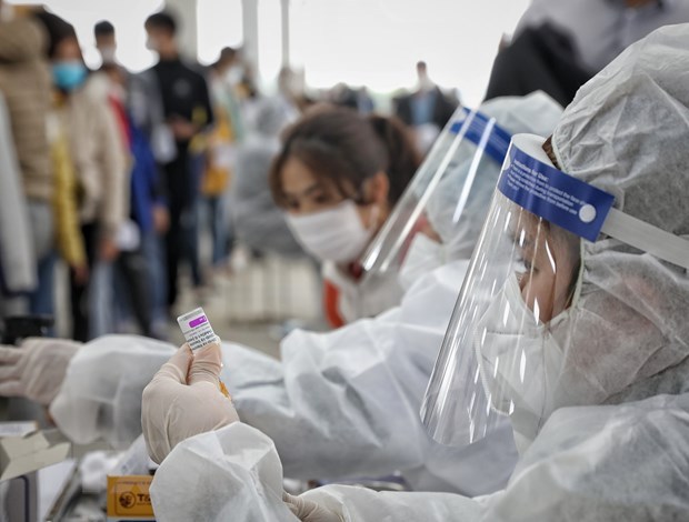 A health worker prepares to administer COVID-19 vaccine to labourers at an industrial park in Bac Giang province. (Photo: VNA)