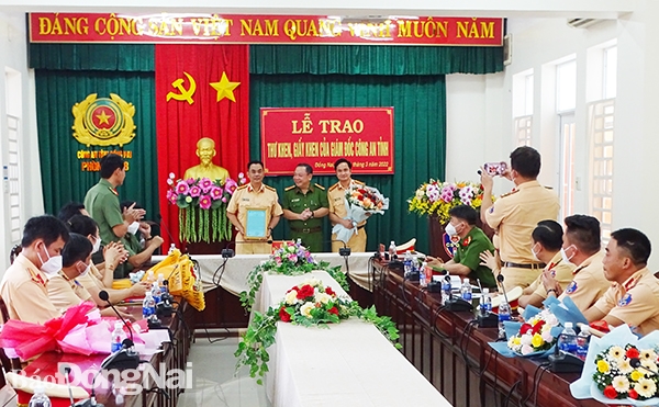 Đại tá Lê Quang Nhân, Phó giám đốc Công an tỉnh trao thư khen của Công an tỉnh cho tập thể Phòng Cảnh sát giao thông