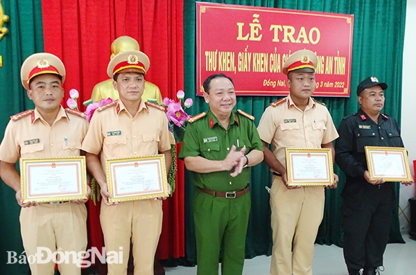 Đại tá Lê Quang Nhân, Phó giám đốc Công an tỉnh giấy khen cho 4 CBCS có thành tích xuất sắc trong tấn công trấn áp tội phạm đêm 19-3