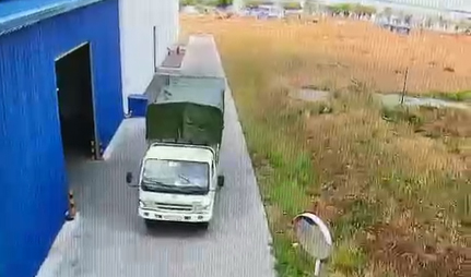 Chiếc xe ô tô tải mà các đối tượng sử dụng để vận chuyển hàng trộm cắp. (ảnh công an cung cấp)