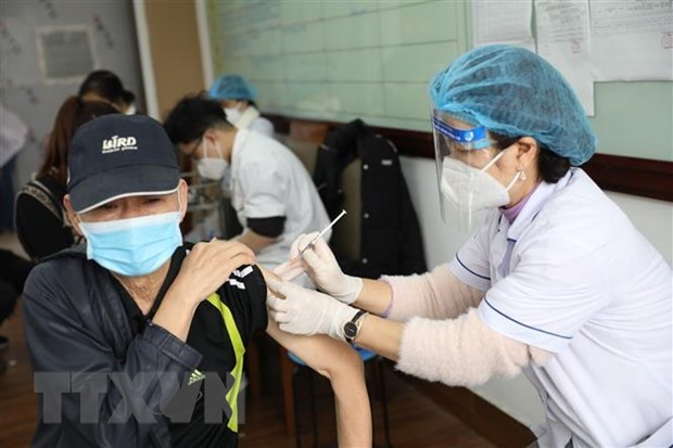 A resident in Le Dai Hanh ward of Hanoi's Hai Ba Trung district gets vaccinated against COVID-19. (Photo: VNA)