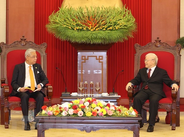 Party General Secretary Nguyen Phu Trong (R) receives Malaysian Prime Minister Dato’ Sri Ismail Sabri bin Yaakob in Hanoi on March 21. 