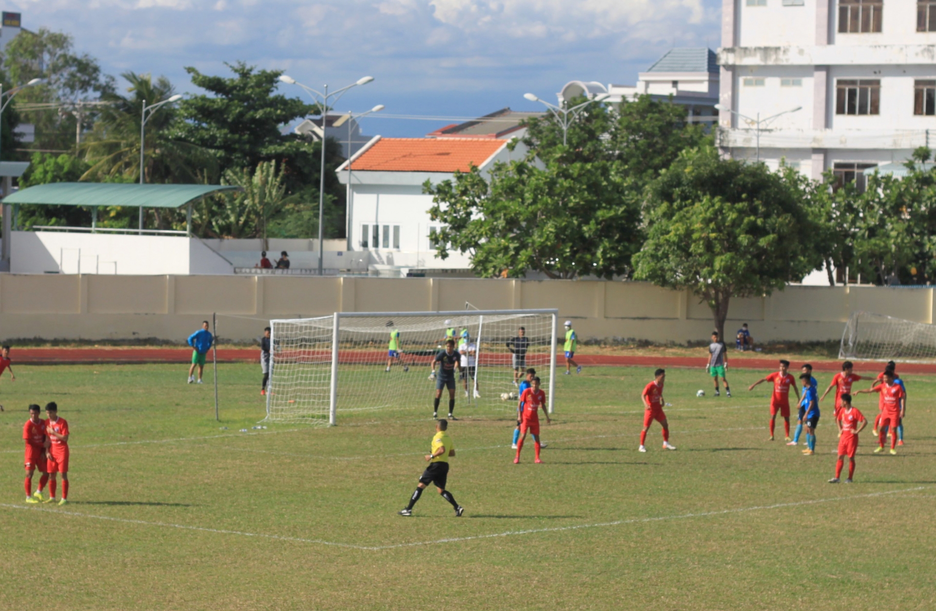 Thắng Lâm Đồng 1-0, Đồng Nai (áo đỏ) gặp Kon Tum ở bán kết