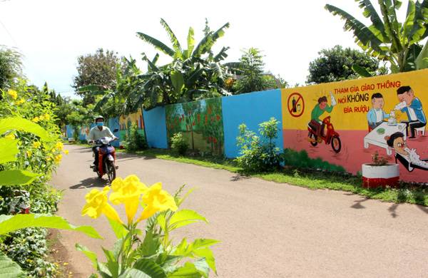 Bức bích họa tuyên truyền xây dựng nông thôn mới tại H.Trảng Bom do họa sĩ Nguyễn Văn Châu thực hiện