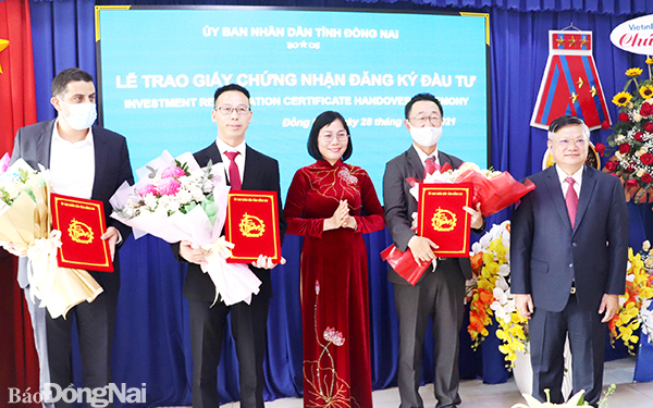 Phó chủ tịch UBND tỉnh Nguyễn Thị Hoàng trao giấy chứng nhận cho nhà đầu tư FDI năm 2021