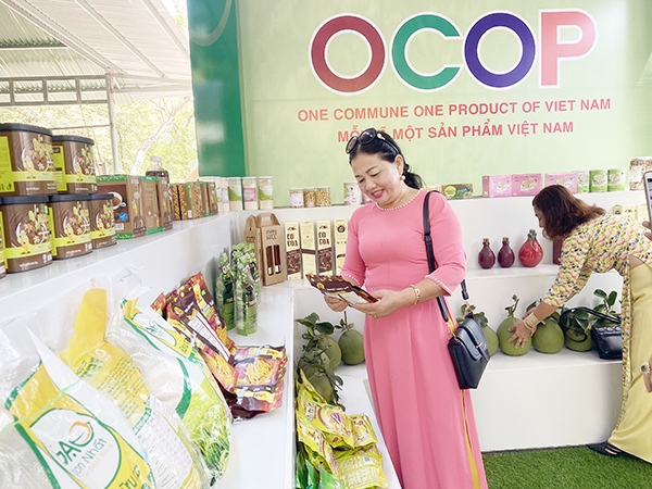 Sản phẩm OCOP trên địa bàn tỉnh tham gia trưng bày, quảng bá thương hiệu tại một số khu du lịch trên địa bàn. Ảnh: N.Liên