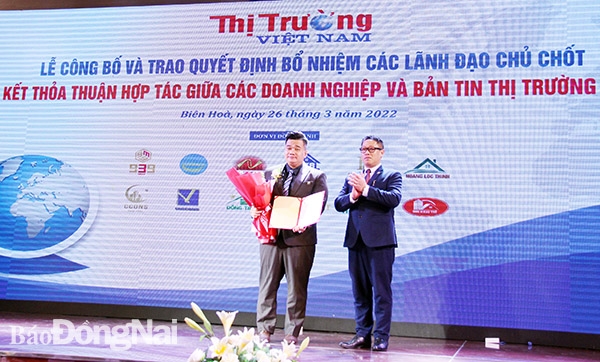 Lãnh đạo Bản tin Thị trường Việt Nam (phải) trao quyết định bổ nhiệm ông Nguyễn Duy Khương giữ chức Trưởng Ban Pháp luật trực thuộc Bản tin điện tử Thị trường Việt Nam.