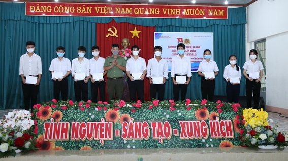 Đoàn Thanh niên Công an tỉnh trao tặng 10 suất học bổng trị giá 10 triệu đồng cho học sinh nghèo Trường phổ thông dân tộc nội trú tỉnh.