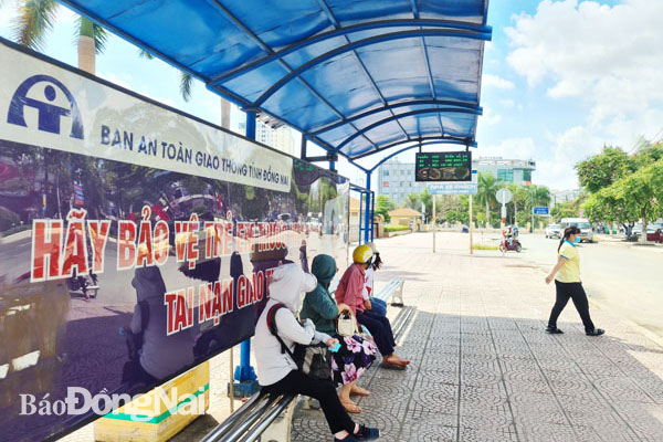 Nhà chờ xe buýt trước Bệnh viện Đa khoa Đồng Nai được đầu tư xây dựng khang trang với bảng thông báo điện tử hiển thị thông tin các tuyến xe buýt và thời gian xe sắp tới bến