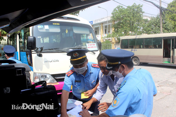 Lực lượng thanh tra giao thông Sở GT-VT kiểm tra xe đưa đón học sinh tại một trường học ở P.Trảng Dài (TP.Biên Hòa). Ảnh: Thanh Hải