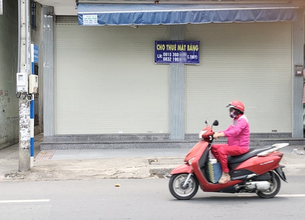 Thông báo cho thuê mặt bằng tại một cửa hàng trên đường Nguyễn Ái Quốc (TP.Biên Hòa). Ảnh: L.Phương