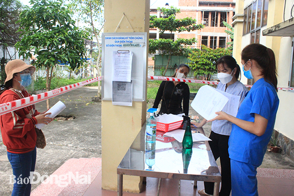 Người dân đến trạm y tế khai báo thông tin của F0, F1 để nhận giấy cách ly và hoàn thành cách ly tại nhà trên địa bàn TP.Biên Hòa.