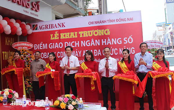 Các đại biểu cắt băng khai trương điểm giao dịch ngân hàng số trên đường 30-4 (P.Quyết Thắng, TP.Biên Hòa) của Agribank chi nhánh tỉnh Đồng Nai